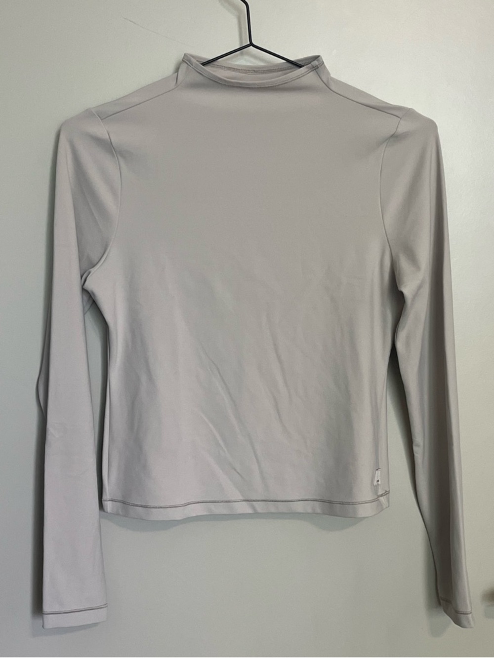 Vuori Woman’s Light Grey Ecru Long Sleeve Mock Neck Top Sz S